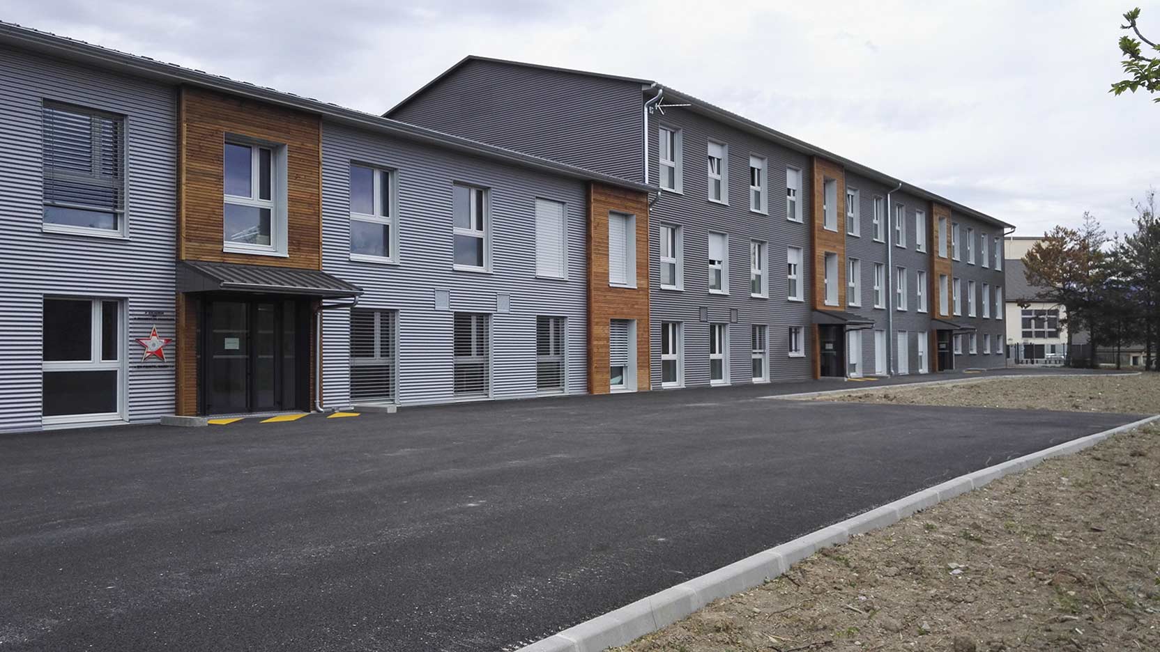 Avec Bouygues Construction, Ossabois a réalisé des casernes durables en modules 3D bois pour l'Armée de Terre, dans le cadre du projet Catalpa.