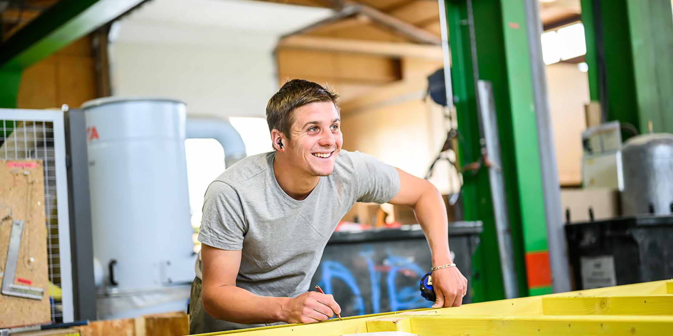 Le mur ossature bois fabriqué hors-site par Ossabois est composé d'une structure bois réalisée avec des poutres en bois qui sont assemblées sous forme de cadre.