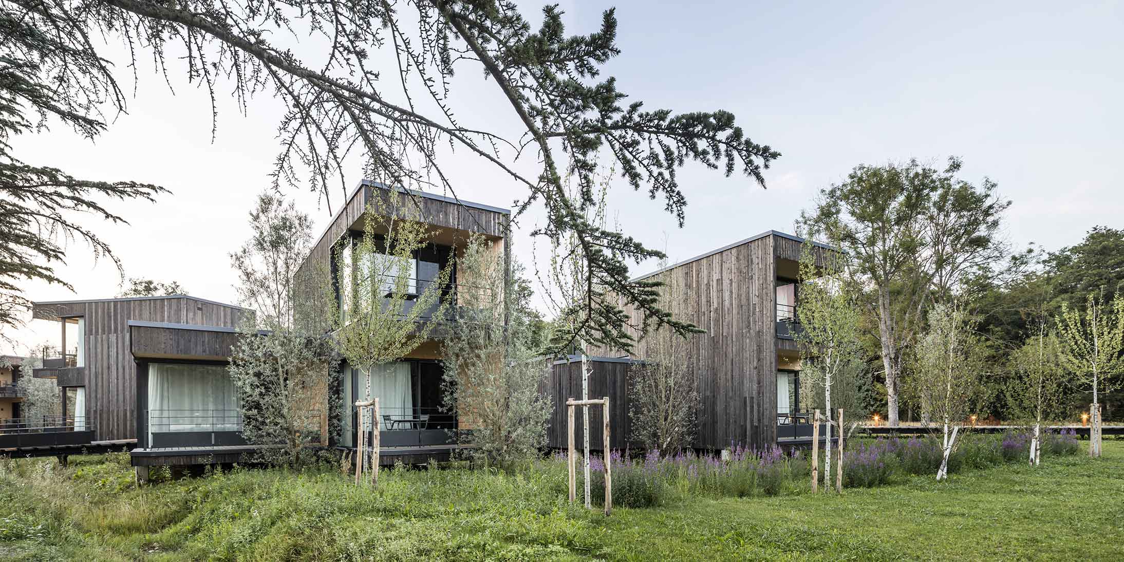 Ossabois réalise des résidences hotellières en modulaire bois hors-site, comme pour le Campus Pernod Ricard University à Clairefontaine.