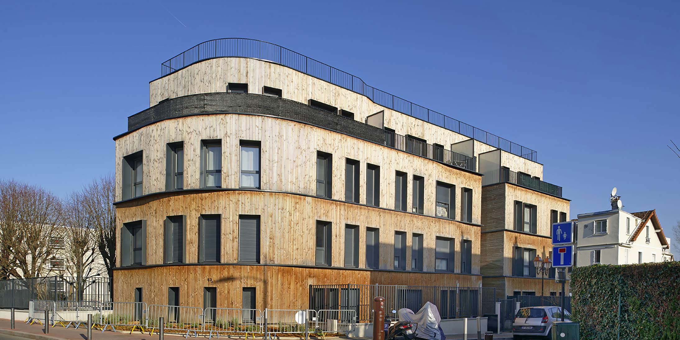 Ossabois a réalisé un bâtiment de logements collectifs en bardage et structure bois à Enghien Les Bains.