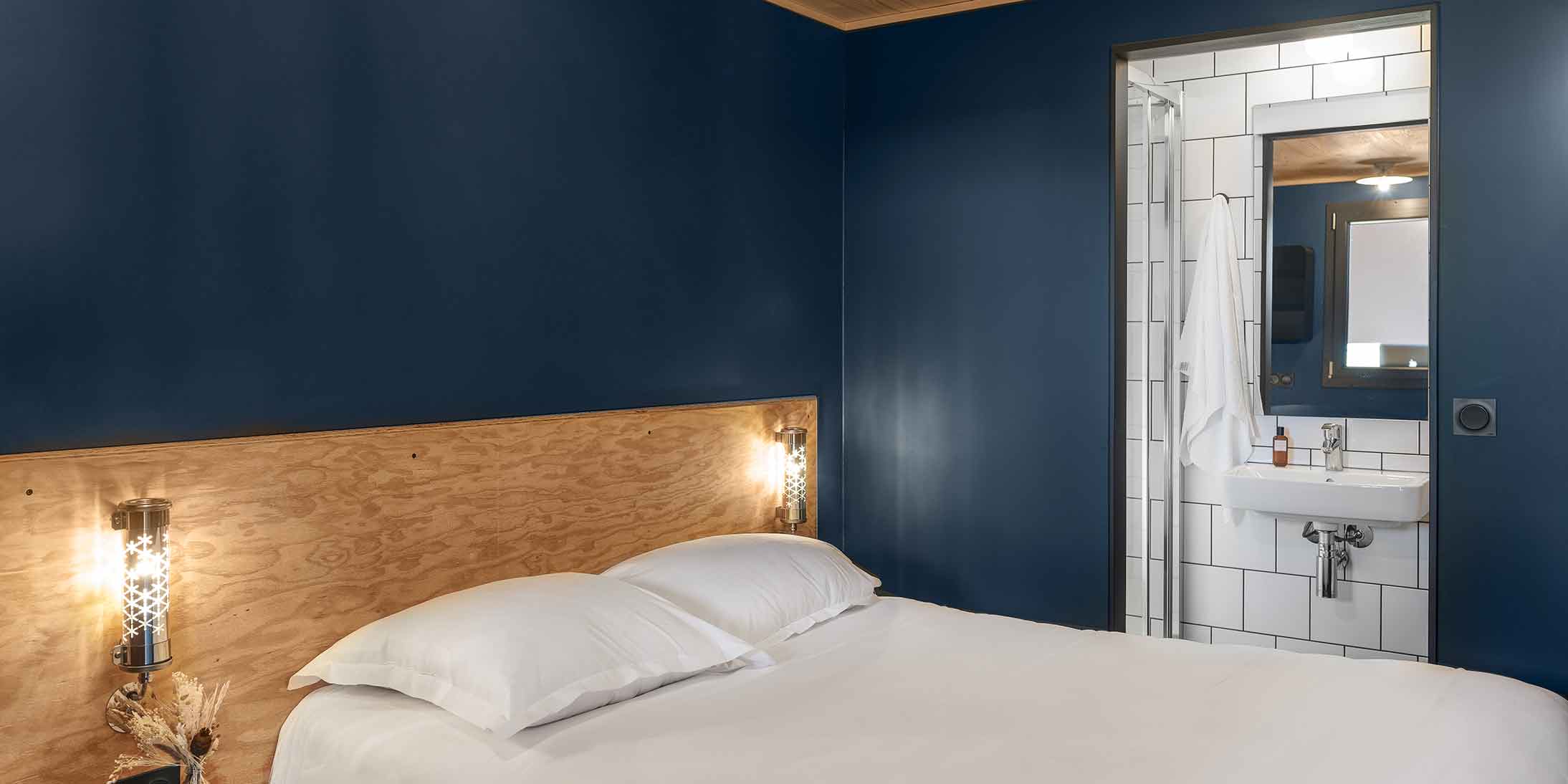 Expert en construction bois et construction modulaire 3D, Ossabois assemble les murs ossature bois avec le plancher et le toit pour produire des modules 3D.