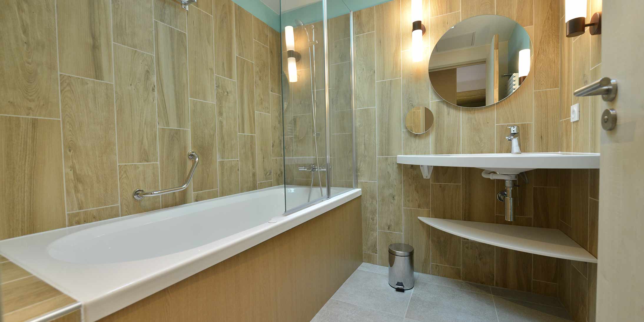 En image, une salle de bain préfabriquée par Ossabois pour le Center Parcs de La Vienne « Domaine du Bois aux Daims ».