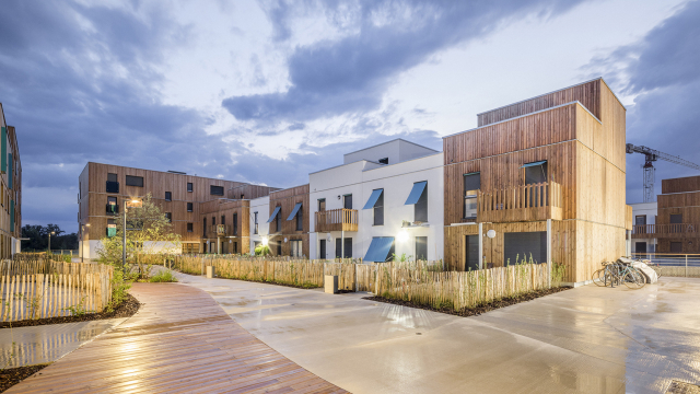 Ossabois propose des maisons individuelles groupées en ossature bois, robustes et performantes, avec une grande souplesse architecturale et où il fait bon vivre.