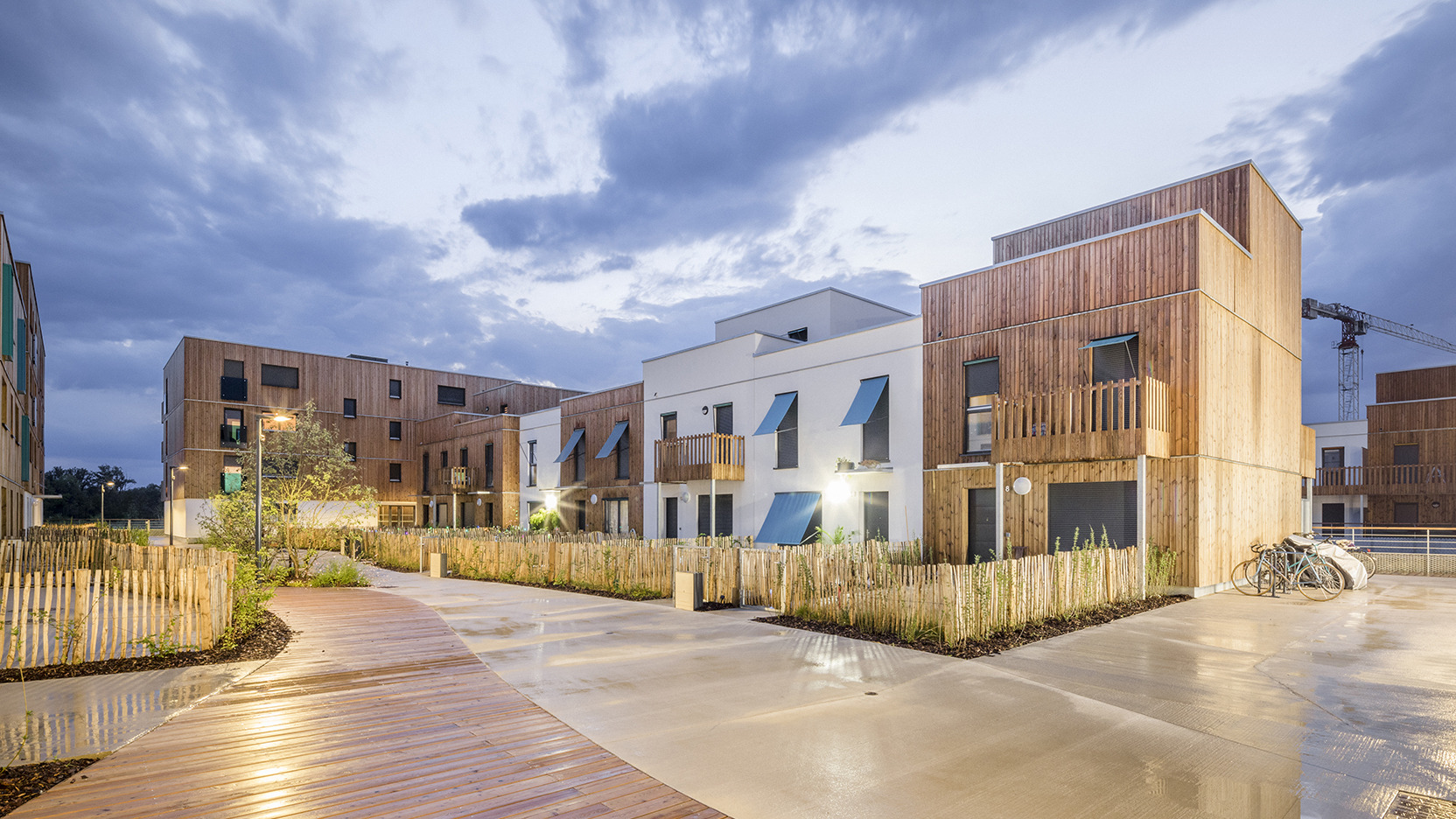 Ossabois propose des maisons individuelles groupées en ossature bois, robustes et performantes, avec une grande souplesse architecturale et où il fait bon vivre.