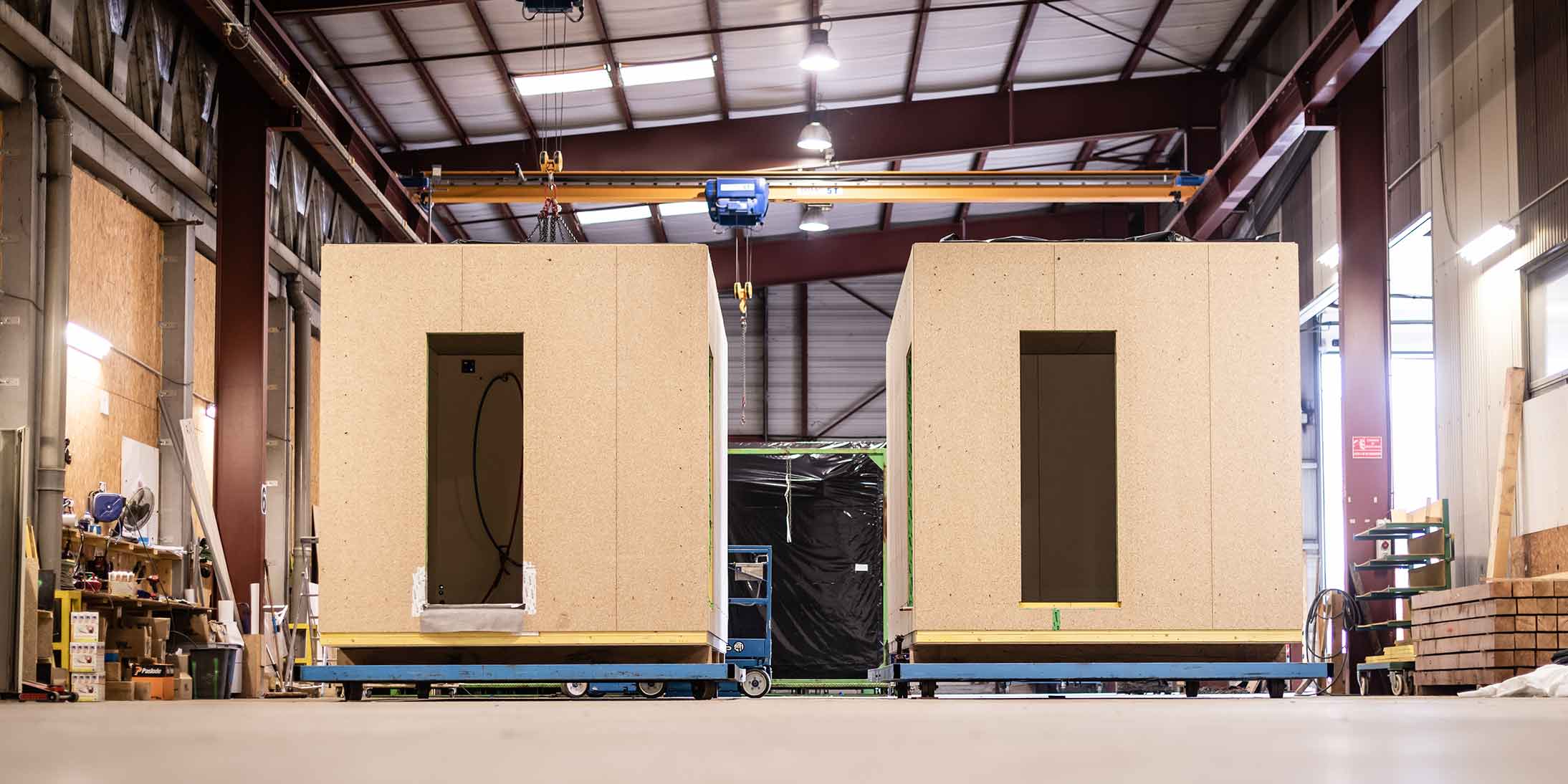 La construction modulaire 3D bois, dont Ossabois est expert, permet de livrer 2 fois plus vite et de poser sur le chantier jusqu'à 10 modules 3D par jour.