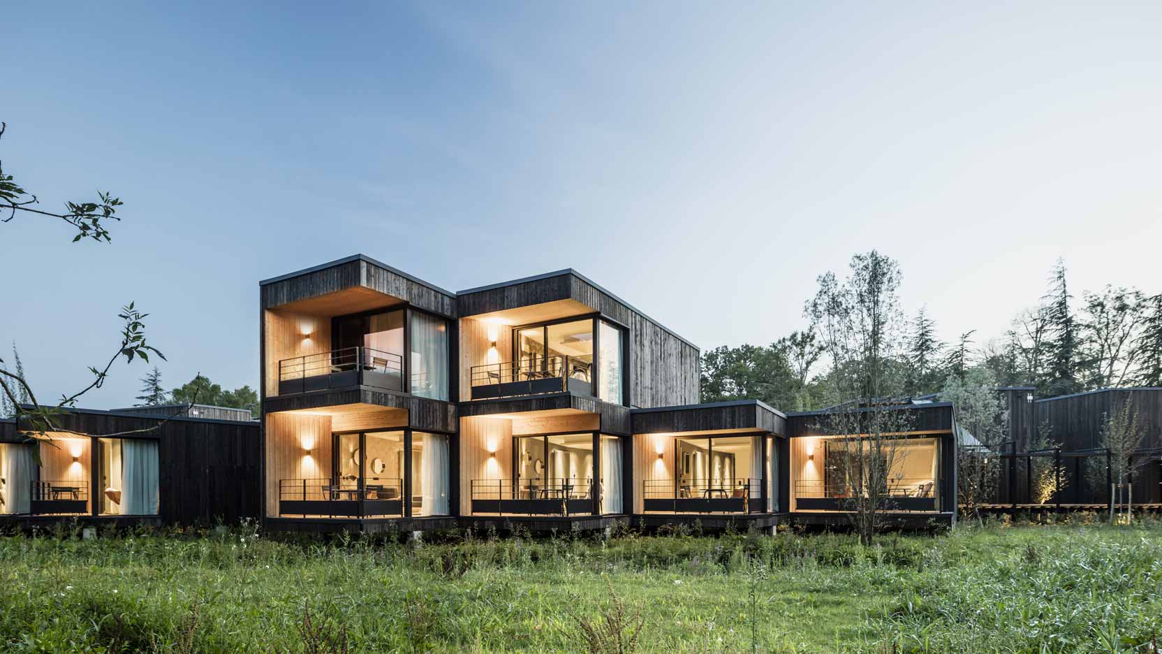 Au sein du Campus Pernod Ricard University, à Clairefontaine, Ossabois a réalisé le pôle hébergement « Les Hameaux » en construction modulaire bois. (c) Adria Goula