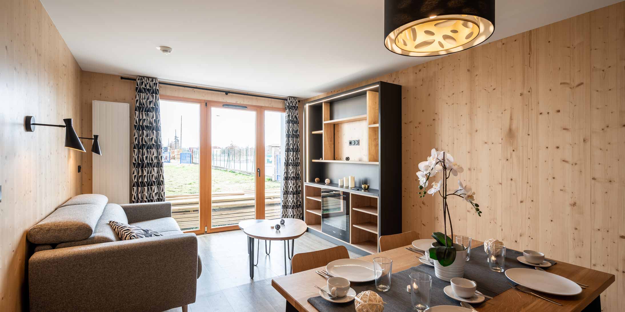 Découvrez l'intérieur des modules bois de la résidence MMV Etoile des Sybelles au Corbier, un immobilier construction bois.