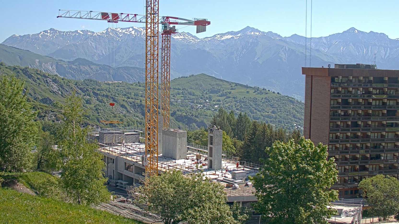 À peine sortis du confinement, le groupe Maulin.ski et Ossabois posent les modules de la 1ère résidence hôtelière conçue en 100 % modulaire bois dans une station de ski