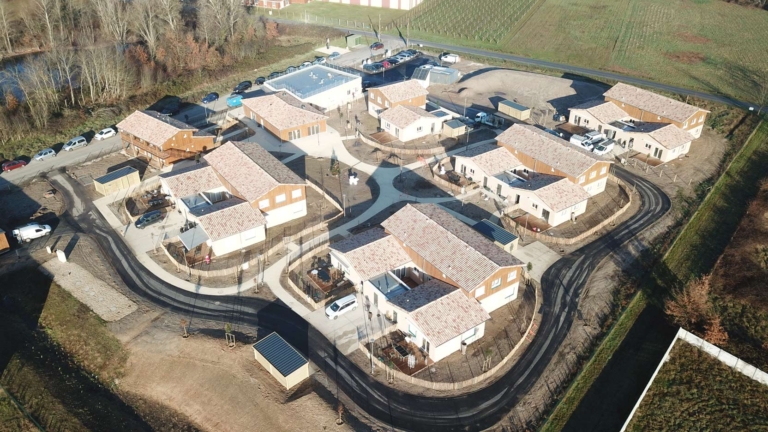 Aux Sablons (33), Ossabois a réalisé pour Careit Promotion un Eco-village Action Enfance pour loger 54 enfants entre 0 et 18 ans