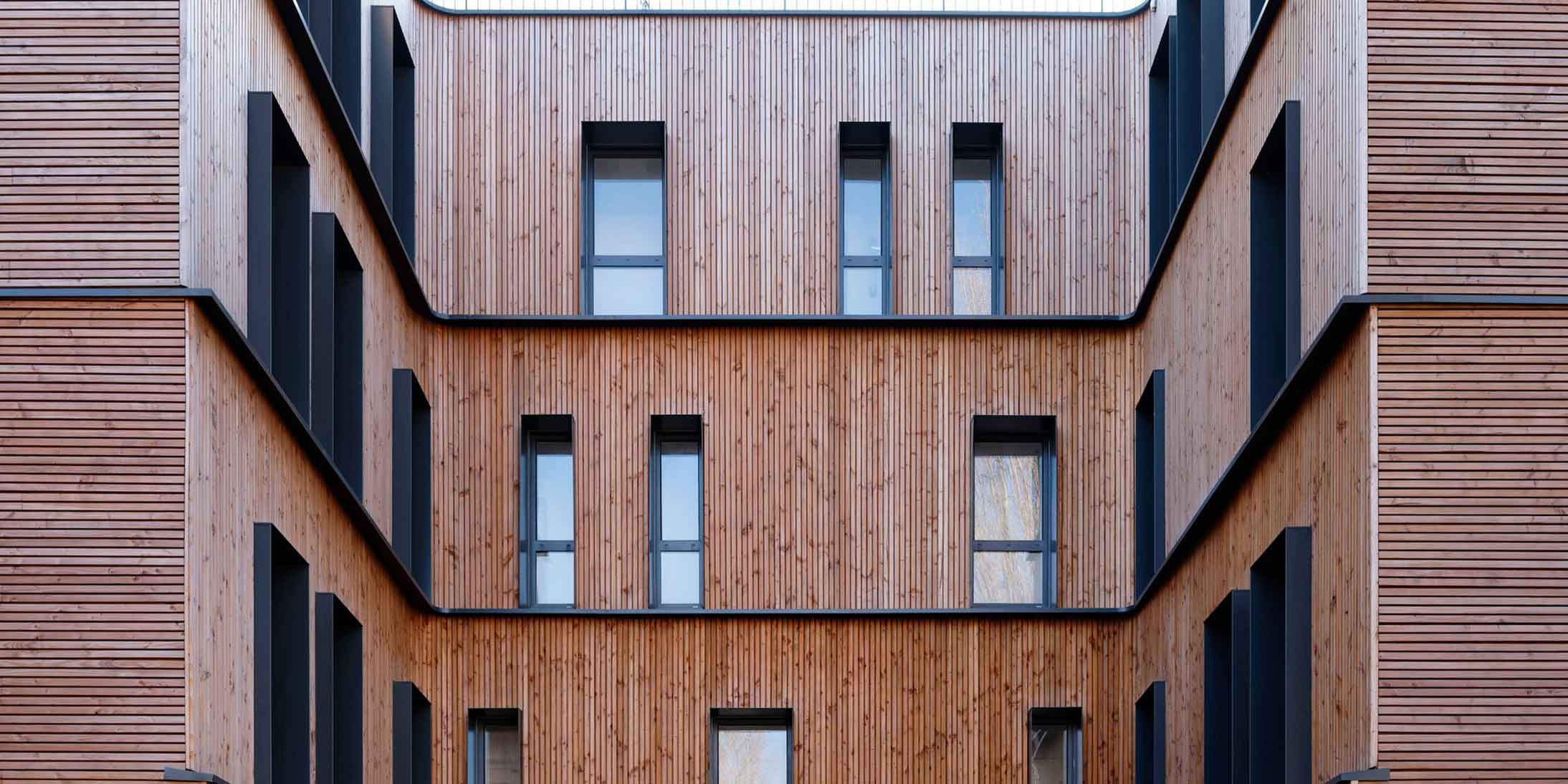 À Enghien les Bains, Ossabois réalise 17 logements en structure et bardage bois.