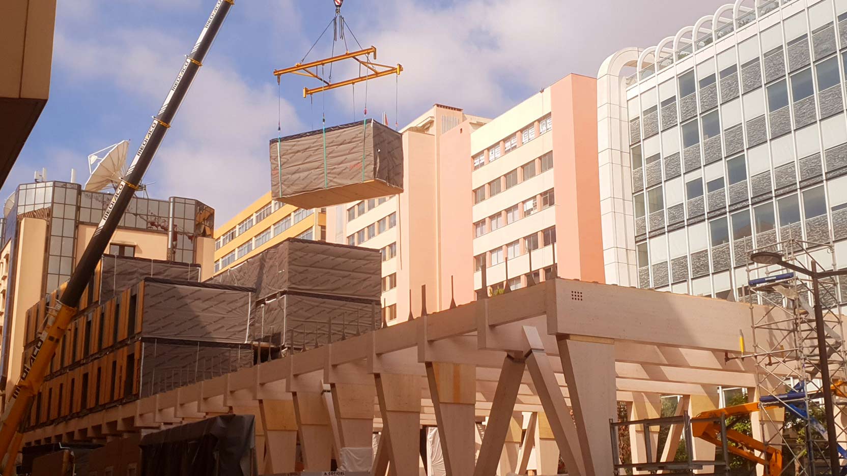 Les modules du bâtiment provisoire de 2 500 m² pour la Sûreté publique de la principauté de Monaco posés en 11 jours top chrono !